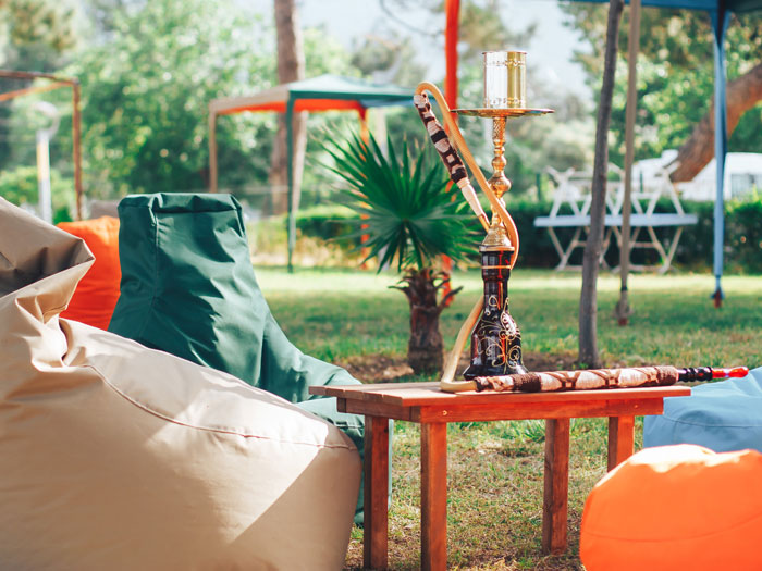 Sitzsäcke im Garten, gruppiert um eine Shisha, in einer informellen Alternative zur Terrasse
